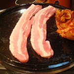 韓国亭豚や - サムギョプサルとキムチを焼いています。