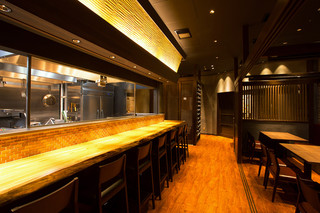 Kushiyakitei - 大きな鉄板の前で、調理を見ながら食事を楽しめるカウンター席です。