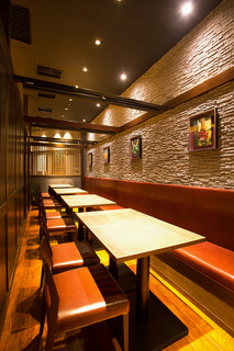 Kushiyakitei - 人数に合わしてロールカーテンを移動させる半個室のテーブル席です。