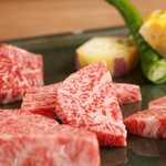 Gyuuniku Oroshidonya Chokuei Kishuubinchoutan Yakiniku To Donabe Gohan Niku To Hakusai Otokichi - 盛り合わせ