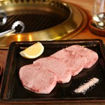 Gyuuniku Oroshidonya Chokuei Kishuubinchoutan Yakiniku To Donabe Gohan Niku To Hakusai Otokichi - 8㎜カット塩タン