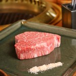 Gyuuniku Oroshidonya Chokuei Kishuubinchoutan Yakiniku To Donabe Gohan Niku To Hakusai Otokichi - シャトーブリアン