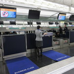 SilverKris Lounges - 準備にもたつくチェックインカウンター