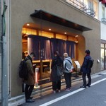 お店の前はいつも外待ちのお客さん・・