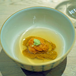 紀尾井町 三谷 - 北海道根室産のムラサキウニ（下）にバフンウニ（上）