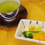 博多名代 吉塚うなぎ屋 - 香の物、茶