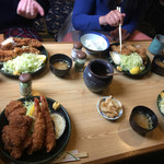 とんかつ春 - 撮るならキッチリ４人分撮れや、自分。