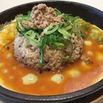 丸源ラーメン - 鉄板たまごチャーハン  掻き混ぜる直前の図