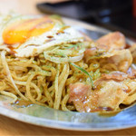 鉄板家シュウ - ソースやきそば イカ&エビ入り（中）@税込850円：むっちりとした生麺。茹で上げて、すぐに鉄板で焼かれる麺は、みずみずしさと弾力が違いますな〜