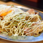 鉄板家シュウ - からしマヨネーズは、ご自由に♪ 味変を楽しめます。