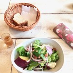 アマルフィイ カフェ - 豆と10種類の野菜サラダとパン
            お手ふきも可愛らしいです♪