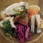 Bistro coda - 前菜おまかせ盛り　シャルドネで〆たシメサバと、中央の里芋のフリットが絶品。