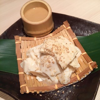 h Butashou - おぼろ豆腐と生湯葉の胡麻だれ