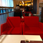 KOHYO - イートインスペースのテーブル席。奥に喫煙スペースがある。