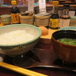 赤坂うまや うちのたまご直売所 - ご飯と味噌汁