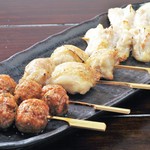 Jidori Dainingu Goyururian - 夕引き地鶏の串焼き