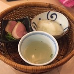 三日仕込み五回炙りのかわ串と190円ハイボール 酉や喜兵衛 - お通し