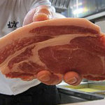 むさしや - 揚げるお肉を見せてくれます