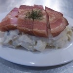 熟成肉バルアラシアネックス - 「燻製ベーコンといぶりがっこポテサラ」