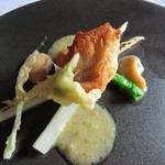 ルアン 神戸迎賓館 - カサゴのポアレ　ホワイトアスパラガスとセリのベニエ