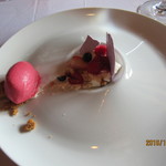 ルアン 神戸迎賓館 - クレームダンジュとカシスのメレンゲ　フランボワーズのソルベ