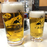 源蔵本店 - 特大ジョッキ 1000円と中ジョッキ 500円