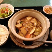 中国料理 盤古殿 新横浜プリンスホテル店 - 海鮮とさつま芋入り煮込み土鍋仕上げ