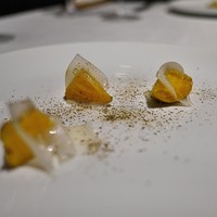 両忘 - 黄色のﾋﾞｰﾂを豚の背脂で作った生ハムに包んで。
