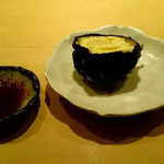 蓮 - 丸ごと外が炭化するまで焼いた賀茂茄子、生姜醤油で