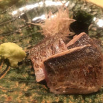 蓮 - 甘い脂がトロッととろけ、しつこさは皆無。皮目だけを炙っており身は生の焼き霜造り。肝のタレも臭みなくコクが凝縮し、絶品！針茗荷もぴったり。