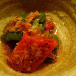 蓮 - 香ばしい香りとかき立てのかつ節の香りが風味高い。赤万願寺の上品な甘みが非常に強く他の品に比べると強めな薄口使いもぴったり。赤万願寺はこの時高騰。