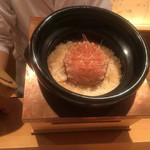 蓮 - 毛蟹と三つ葉の炊き込みご飯、白田舎味噌の豆腐と揚げの味噌汁茄子の浅漬け、昆布。蟹の身を混ぜて蟹出汁で炊き、醤油の味も少し抑えたもの。これに2杯目は雲丹と卵をかけて。風情のかけらもないけど美味しすぎ。