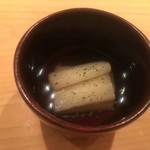 蓮 - 白芋茎含め煮、青柚子。キンキンに冷やしてあり、大ぶりの芋茎から軽く薄口を感じる出汁が吹き出て美味！2%。