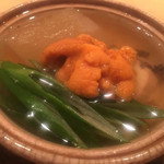 蓮 - 雲丹は乗せるだけなので半生でとろりと。鮑はぷりぷりとして香りがなく今一つ。鮑には隠し包丁鹿の子。鮑に関しては今年は既に調理や質も変えており、良くなってます。この1年で変わったなぁ。