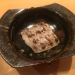 蓮 - 太刀魚にはコブを拭かずに10分間しっかりと押し付ける昆布締めで。太刀魚は昆布締め合うとのリクエスト。ありがとう。