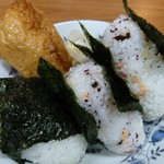龍園 - おにぎり(350円) いなり寿司はサービスで付いてきました。