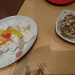 博多一口餃子ヤオマン - 酢もつとお通しの蒸し鶏(^^)