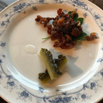 ステーキレストラン パポイヤ - ゴーヤのピクルスと石垣牛の脂身のカリカリ焼き