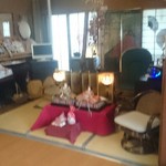 しゃくなげ荘 - 入り口に入ると「ひな飾り」が！アンティークな？テレビとかも置いてました！
