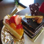 パティスリー シュクレ - （左から）いちごとみかんのタルト、ショコラ・ノワール
