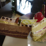 パティスリー シュクレ - （左から）ロイヤルミルクティとミルクチョコのケーキ、いちごショート