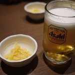 旬菜酒房かいじん - ビールとお通しのイカ