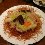 上海台所 - 皿うどん細麺。見ての通り、不味い。久しぶりの味。