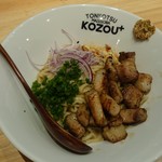 豚骨まぜそば KOZOU+ - 食欲をそそる豪快かつお洒落なビジュアル、豚骨まぜそば200g800円