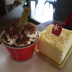 パティスリー シュクレ - （左から）ティラミス、十勝カマンベールチーズケーキ