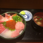 Tsukijitotodon - バラエティ丼（９００円）