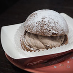 ケープコッド・クックオフ - チョコレートクリームのパフケーキ、スーベニアプレート付き