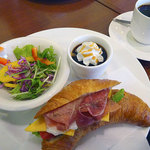 カフェ ココマメヤ - ランチセットの生ハムとチーズサンド（バターギッフェリ）サラダ＋デザート＋ドリンク付き800円