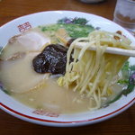 三徳ラーメン - 麺は平打ち角麺♪