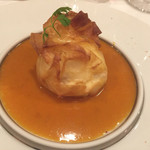 レストラン・サカキ - 【温前菜】海の幸のパータフィロ包み焼きアメリケーヌソース   2017.2